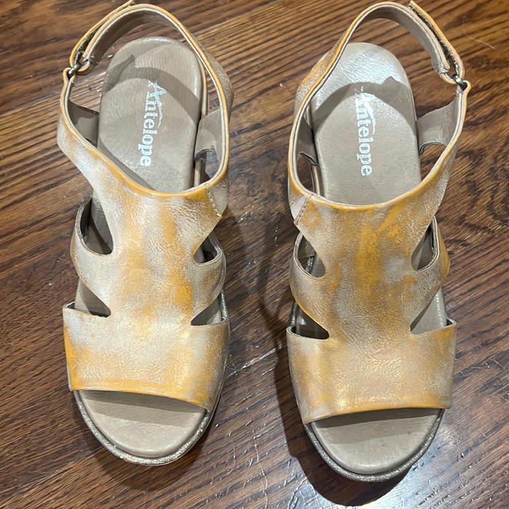 Women’s ANTELOPE 3 1/2” wedge Leather Sandal size 37 Tan/Gold
